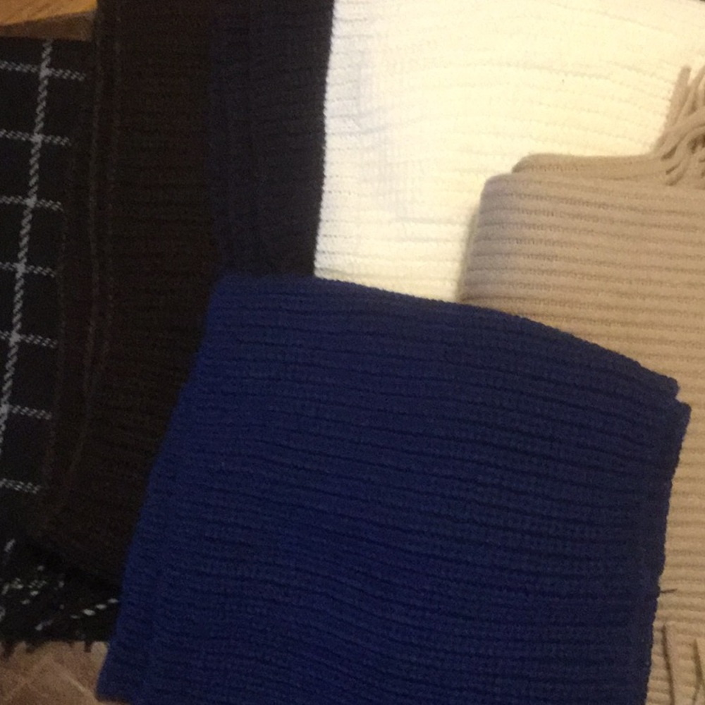 Lot of 6 cowls and scarves